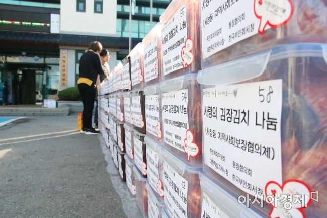 3일 오전 광주광역시 서창동주민센터에서 ‘사랑의 김치 담그기 및 나눔 행사’가 열렸다. 이날 김장한 김치는 독거노인, 다문화가정 등 지역의 어려운 이웃에게 전달 됐다.