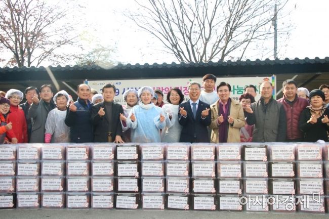 3일 오전 광주광역시 서창동주민센터에서 열린 ‘사랑의 김치 담그기 및 나눔 행사’가 끝난 후 기념촬영을 하고 있다. 이날 김장한 김치는 독거노인, 다문화가정 등 지역의 어려운 이웃에게 전달 됐다.