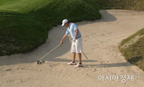 올바른 벙커 정리는 골프의 기본 에티켓이다.