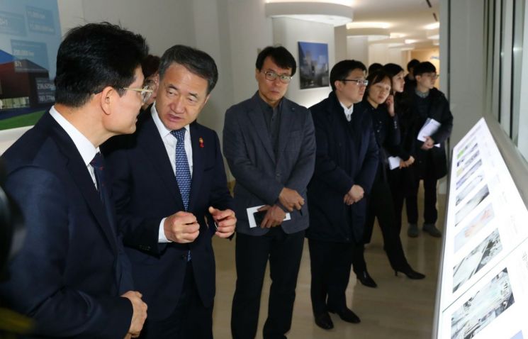 박능후 보건복지부 장관(왼쪽 두번째)이 3일 오산 아모레퍼시픽 공장 홍보관을 둘러보고 있다.<보건복지부 제공>
