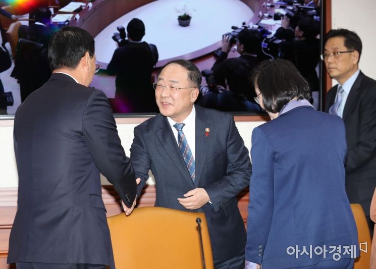 [포토]박주봉 옴부즈만과 악수하는 홍남기 부총리 