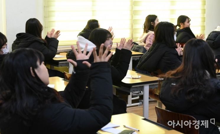 [포토]서로에게 격려의 박수를