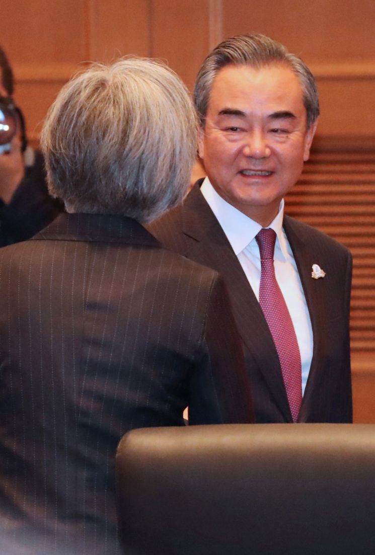 지난달 23일 일본 나고야에서 열린 주요 20개국(G20) 외교장관 회의에서 강경화 외교부 장관과 인사하는 왕이. <사진=연합뉴스>