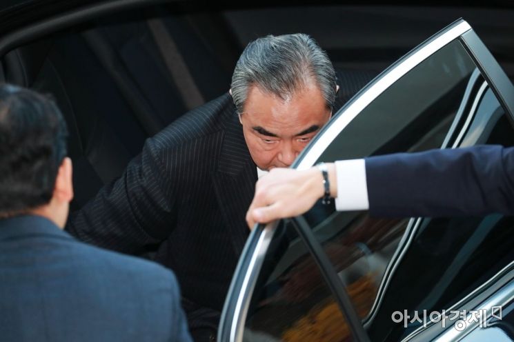 [포토]차량에서 내리는 왕이 중국 외교부장