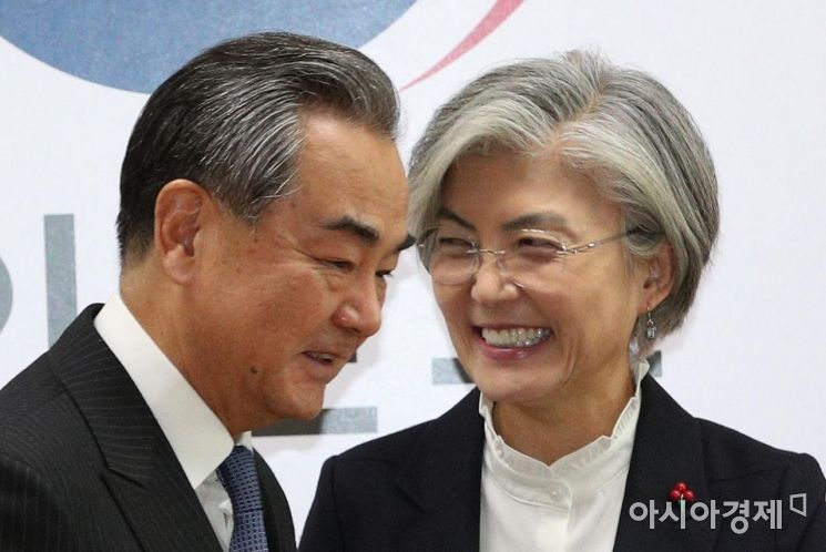 [포토]미소짓는 강경화 외교장관-왕이 외교부장