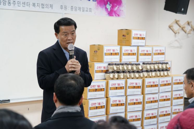 이승로 성북구청장이 3일 종암동 주민센터에서 열린 '따뜻한 겨울나기 사랑의 김치 나눔' 행사에서 어르신들에게 안전한 겨울을 보내도록 당부말을 전하고 있다.
