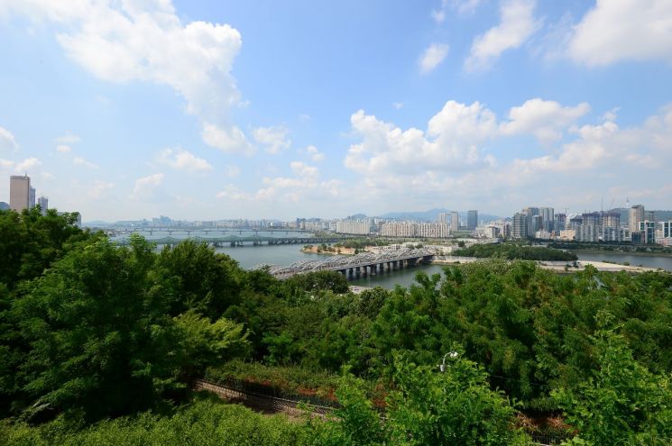 용봉정 근린공원에서 바라본 한강과 서울 전경
