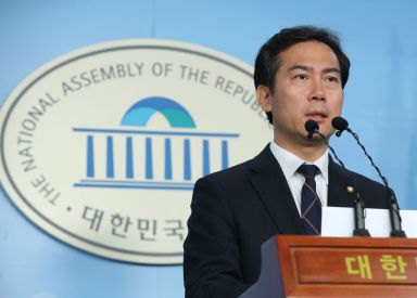 9일 김영우 자유한국당 의원은 YTN 라디오 '노영희 출발 새아침'에 출연해 올해 총선 불출마를 선언한 것과 관련해 "창피해서 나가지 못하는 것"이라고 밝혔다. [이미지출처=연합뉴스]