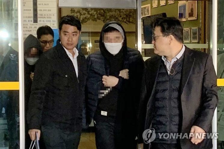 지난달 14일 오전 서울 종로경찰서에서 시청자 투표 조작 혐의를 받는 엠넷(Mnet)의 아이돌 오디션 프로그램 '프로듀스 엑스(X) 101' 김용범 CP(총괄 프로듀서)와 안준영PD가 검찰에 송치되고 있다. [이미지출처=연합뉴스]