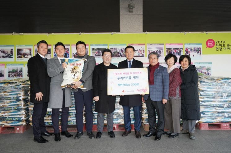 성북우리아이들병원이 이웃을 위한 백미500포를 성북구청으로 직접전달하고 있다.