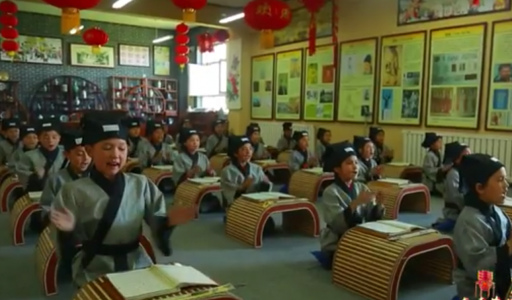 한화정책의 일환으로 중국 전통의상을 입고 중국문화를 교육받고 있는 신장위구르족자치구 지역 아이들의 모습(사진=위구르아메리칸협회/https://uyghuramerican.org)
