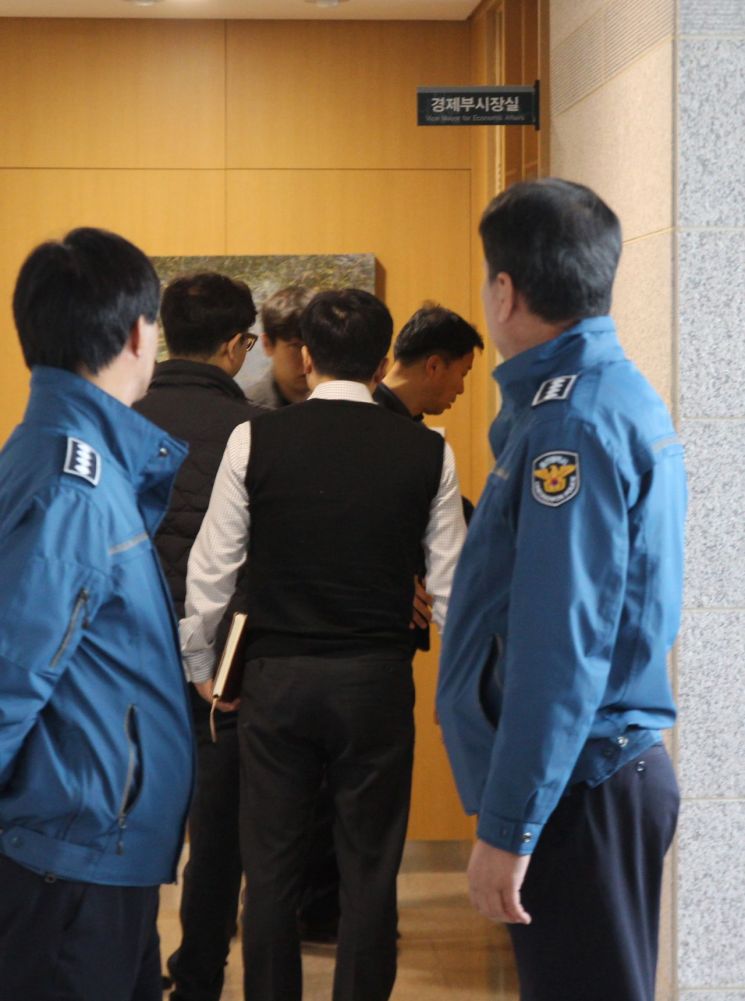 '靑 하명수사 의혹' 압박 수위 높이는 한국당