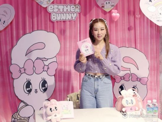 16일 서울 신촌 한 백화점 지하에서 캐릭터 '에스더 러브스 유' 작가 에스더 김의 '에스더버니, 어디서든 나를 잃지마' 발간 기념 사인회가 진행됐다.