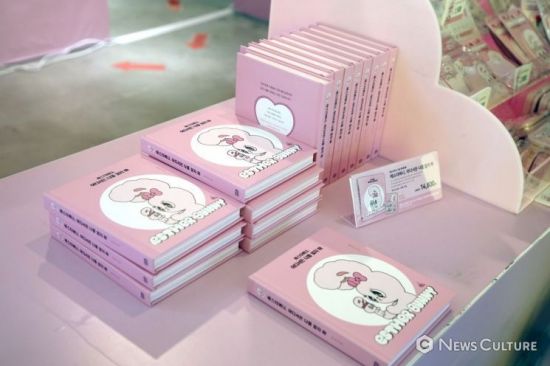 16일 서울 신촌 한 백화점 지하에서 진행된 캐릭터 '에스더 러브스 유' 팝업 스토어.