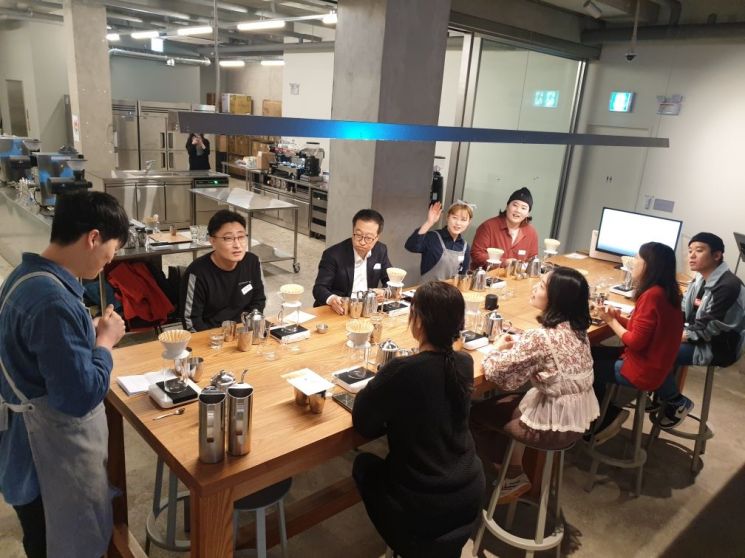 ‘성동구청과 함께하는 블루보틀 커피 클래스’ 에 참여한 주민들이 전문 바리스타 교육을 받고 있다.