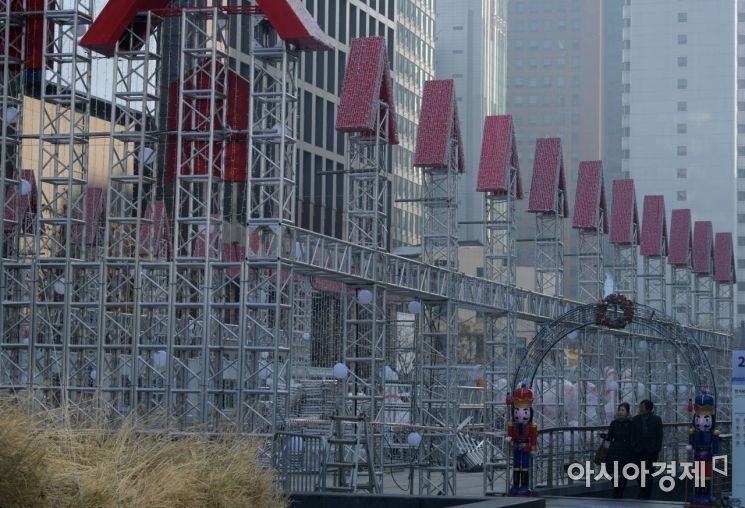 [포토] 크리스마스 준비하는 청계광장