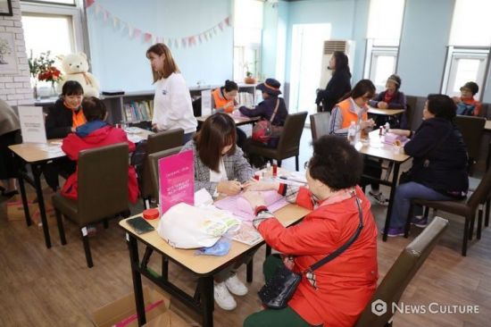할머니 손톱이 반짝반짝…데싱디바 네일이 그린 '가장 빛나는 순간'