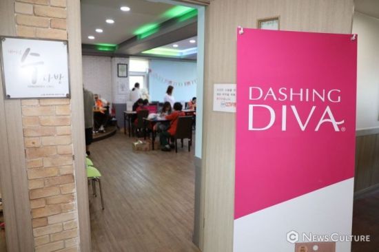 할머니 손톱이 반짝반짝…데싱디바 네일이 그린 '가장 빛나는 순간'