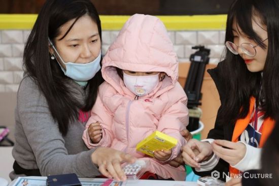 할머니 손톱이 반짝반짝…데싱디바 네일이 그린 '가장 빛나는 순간'