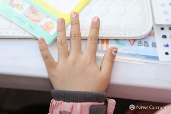 할머니 손톱이 반짝반짝…데싱디바 네일이 그린 '가장 빛나는 순간'