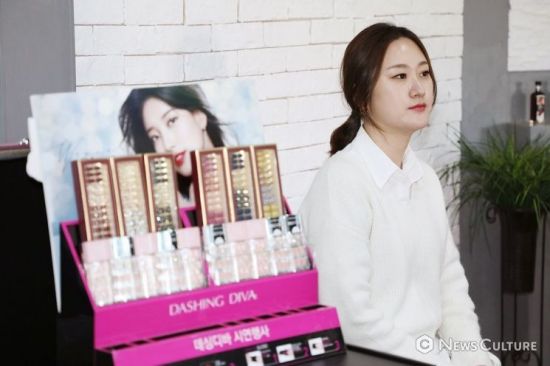 할머니 손톱이 반짝반짝…데싱디바 네일이 그린 '가장 빛나는 순간'