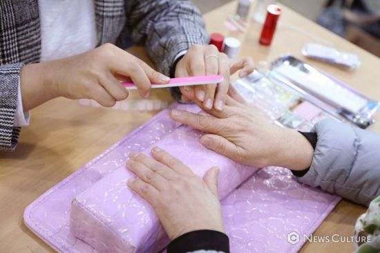 할머니 손톱이 반짝반짝…데싱디바 네일이 그린 '가장 빛나는 순간'
