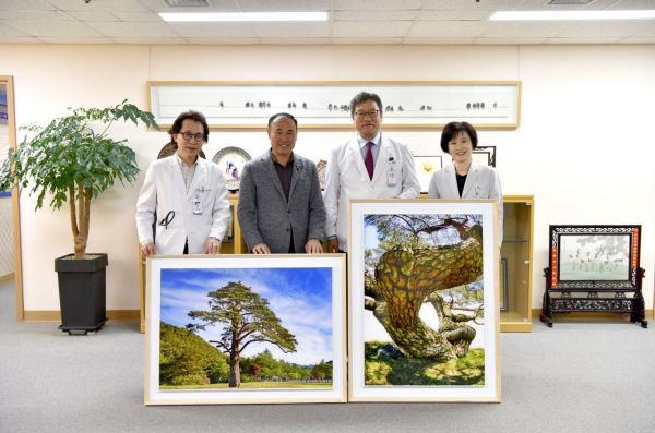 김규종씨, 소나무 작품사진 2점 화순전남대병원에 기증