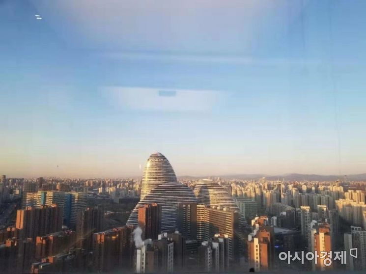 미세먼지 농도가 낮았던 지난 2일 세계적인 건축가 자하 하디드가 디자인한 베이징 소호(SOHO) 사무용 건물이 뚜렷하게 보이고 있다.