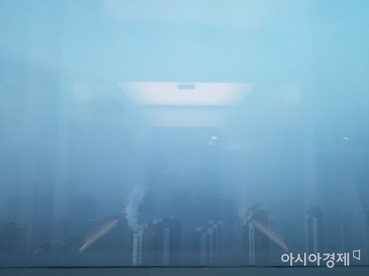 9일 세계적인 건축가 자하 하디드가 디자인한 베이징 소호(SOHO) 사무용 건물이 스모그에 가려 거의 보이지 않고 있다. 이날 오전 8시(현지시간) 현재 베이징 차오양구의 공기질지수(AQI)는 212를 기록, 5급(중도·重度) 오염 수준을 나타내고 있다.