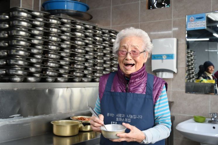 LG, 33년째 무료급식소 봉사해온 정희일 할머니께 '의인상' 수여