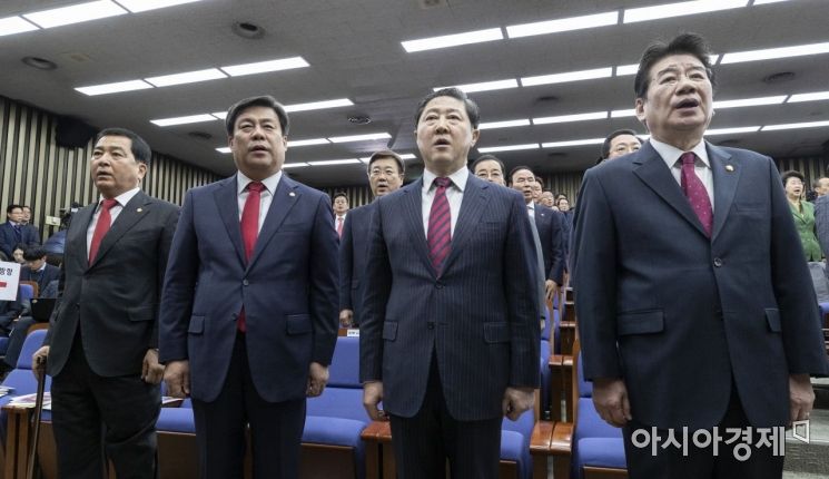 [포토] 애국가 부르는 한국당 원대 후보들