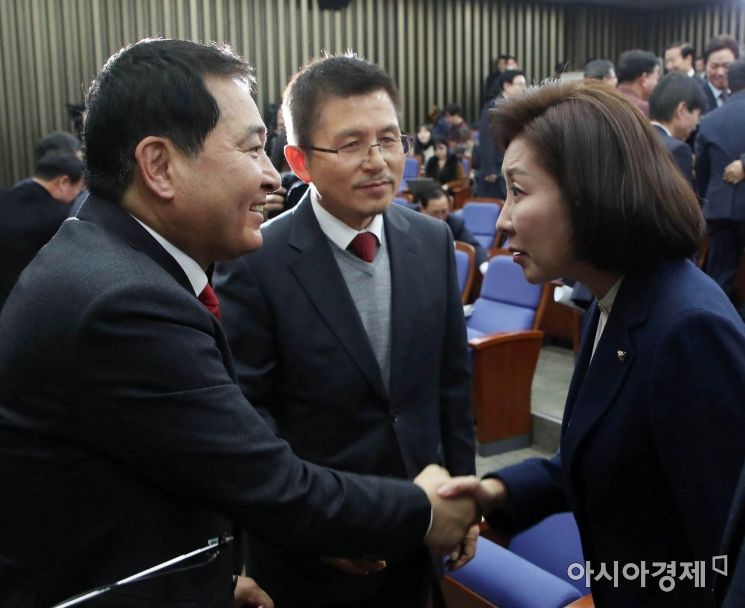 [포토] 원내대표직 넘겨받는 심재철