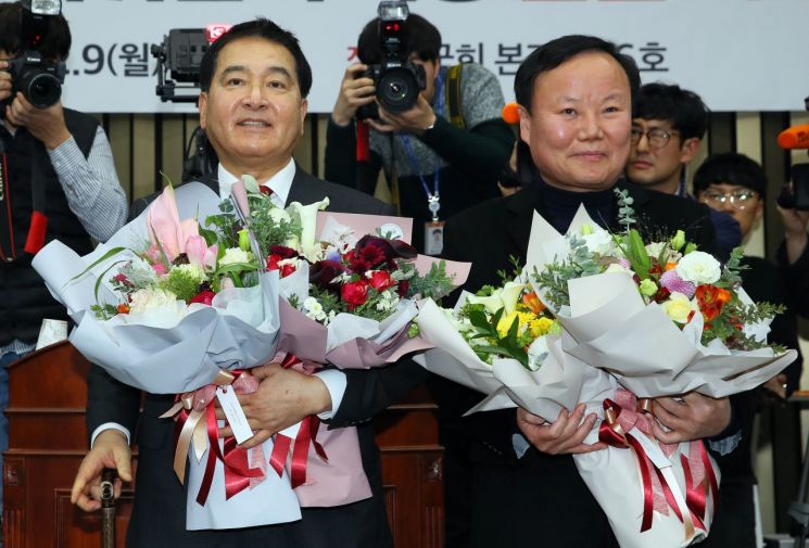 한국당 원내대표에 '5선' 심재철…당선되자마자 협상력 시험대(종합)