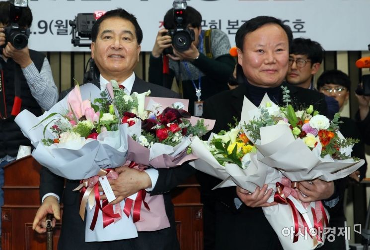 [포토] 한국당 신임 원내지도부로 선출된 심재철·김재원