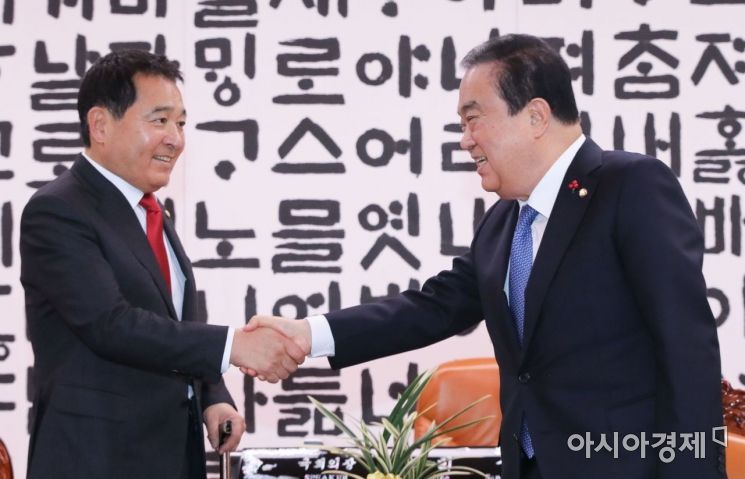 [포토] 인사 나누는 문희상 의장·심재철 원내대표