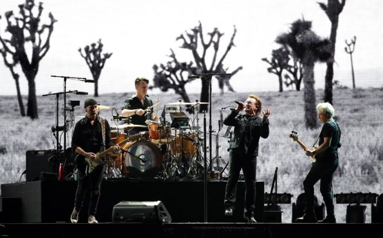 아일랜드 출신의 세계적인 록밴드 U2가 8일 오후 서울 구로구 고척스카이돔에서 역사적인 첫 내한 공연을 펼치고 있다. '조슈아 트리 투어 2019' 서울 공연으로, 밴드 결성 이후 43년 만에 처음으로 성사된 내한 공연이다.   [사진= 연합뉴스 제공]