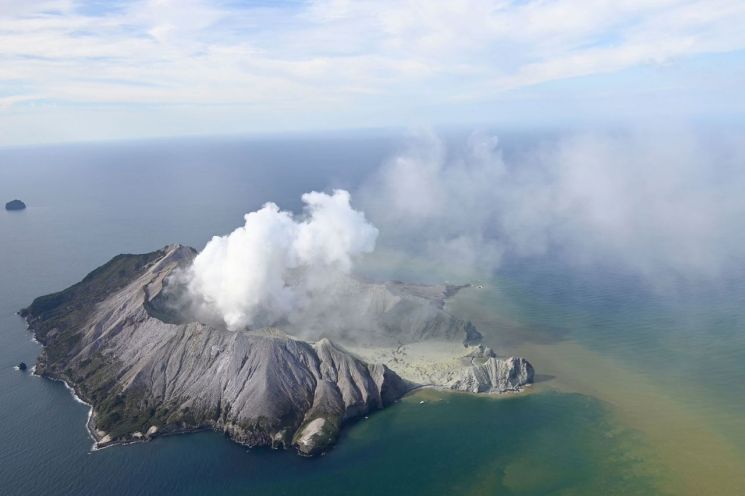 뉴질랜드 화이트섬 화산 분출…부상·실종자 다수 발생