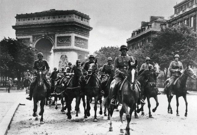 1940년 6월 프랑스의 수도 파리를 점령한 후 개선문을 통과하는 독일군의 모습(사진=독일연방문서보관소 홈페이지/www.bundesarchiv.de)