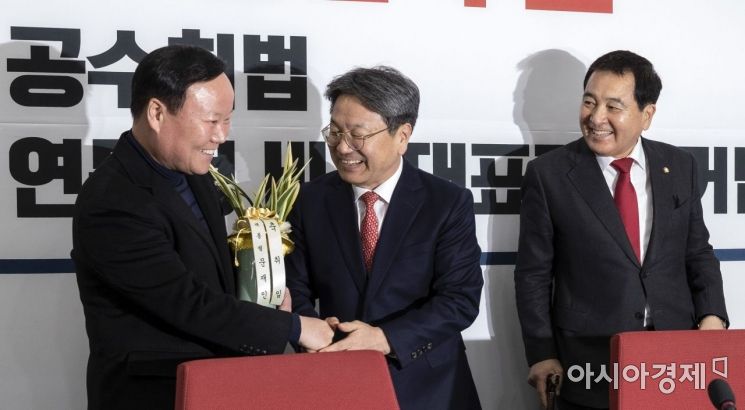 [포토] 한국당 신임 원내지도부 찾은 강기정 수석