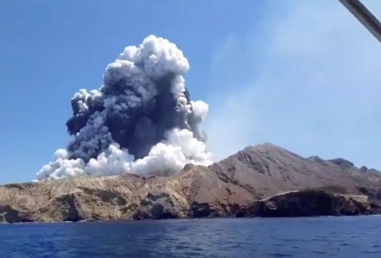 뉴질랜드 화이트섬 화산 분출로 5명 사망…"생존자 흔적 안보여"(종합)