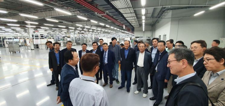 지난 5일(현지시간) 베트남 북부 하이퐁 소재 LG전자 공장을 방문한 한국 중소기업계 대표 등 관계자들이 LG전자 직원으로부터 생산환경 등에 대한 설명을 듣고 있다.