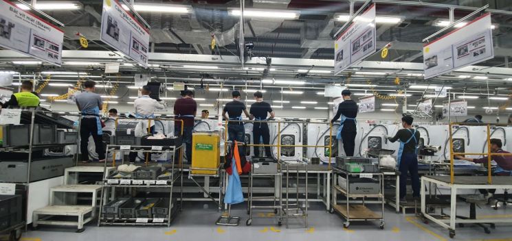 지난 5일(현지시간) 베트남 북부 하이퐁 소재 LG전자 공장 근로자들이 세탁기 생산 라인에서 조립 작업을 하고 있다.