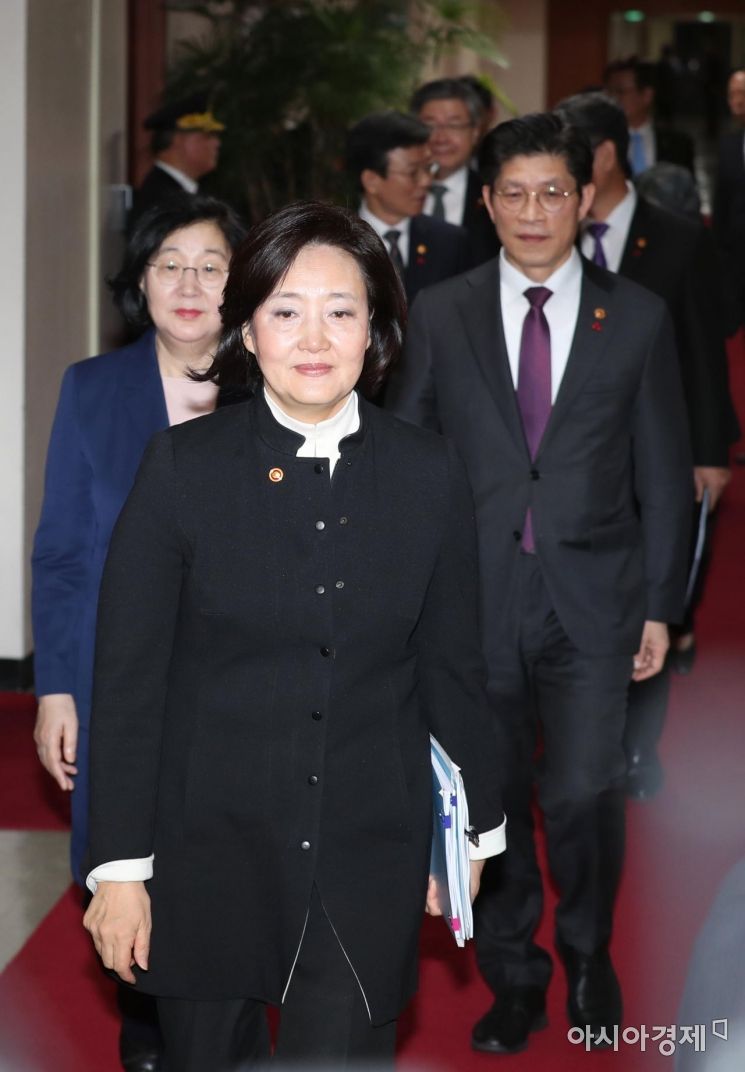 [포토]국무회의 참석하는 박영선 장관 