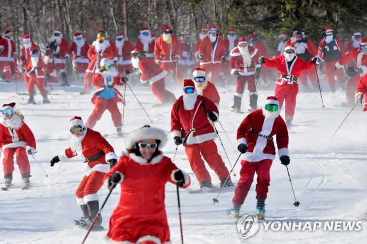 [포토] '스키 타고 달리는 산타들'