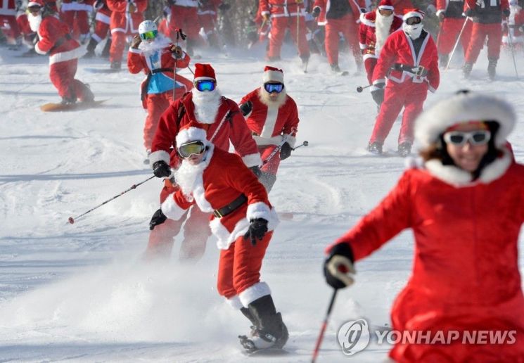 [포토] '스키 타고 달리는 산타들'