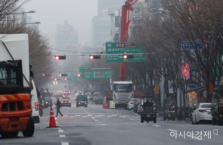 전국이 고농도 미세먼지에 뒤덮인 10일 서울 충무로역에서 바라본 도심이 뿌옇다. /문호남 기자 munonam@