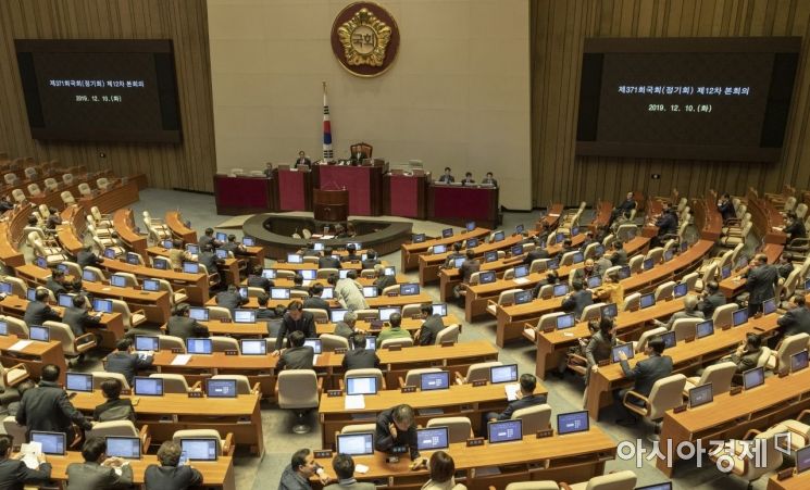 10일 내년도 예산안 등 여야가 합의한 민생법안을 처리하기 위한 본회의에 여야 의원들이 참석하고 있다./윤동주 기자 doso7@