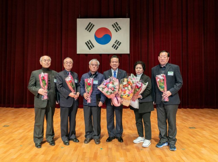 노현송 강서구청장(왼쪽 네 번째)이 어르신사랑방 활성화 유공자들과 함께 기념사진을 촬영하고 있다.