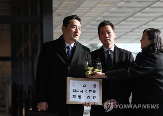 "XX년아 내가 시끄럽다고 했지" 김건모, 여성 폭행 의혹(종합)
