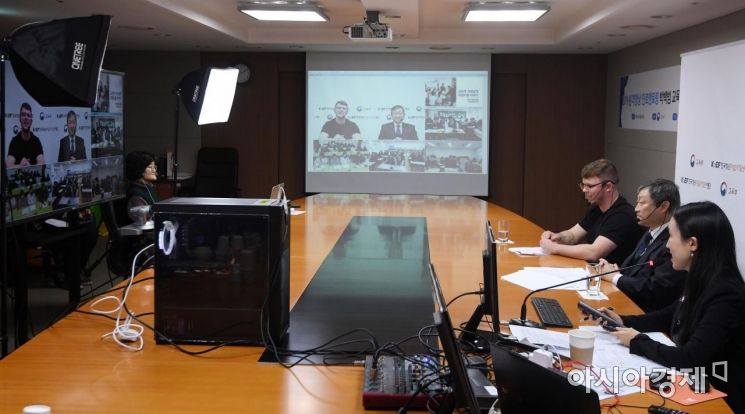 [포토] 박백범 차관, 원격영상 진로멘토링 참여